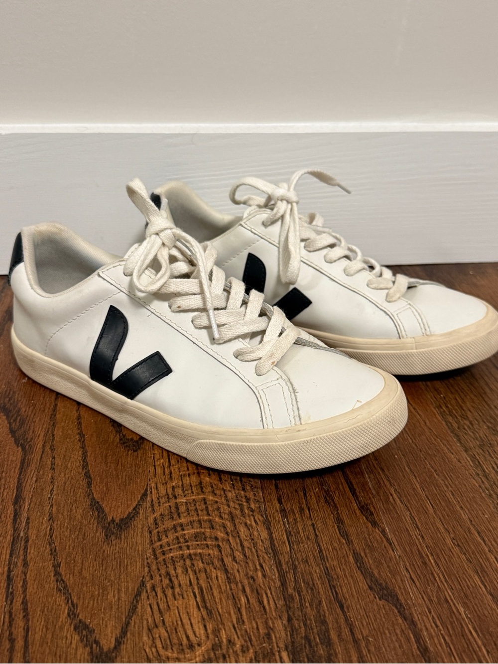 Veja campo leather Sneakers with Black V Detail